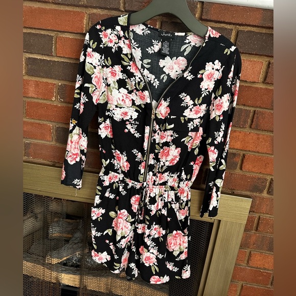 🛍️ Justify Zipper front floral romper shorts.great condition. - Picture 5 of 9
